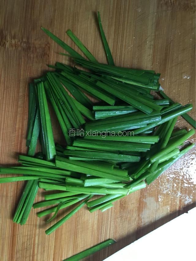 把韭菜摘好洗净然后切寸段