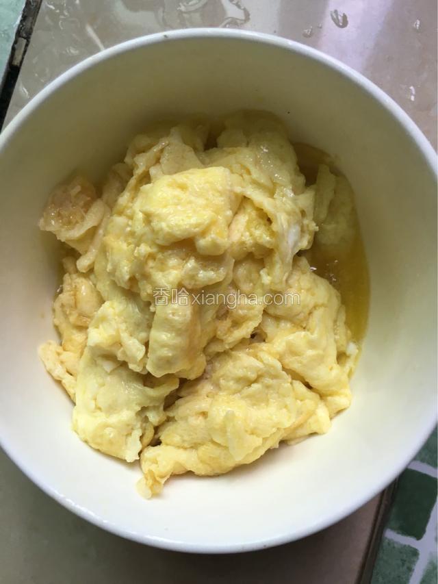 等鸡饭煎成型后用锅铲捣碎然后盛出备用