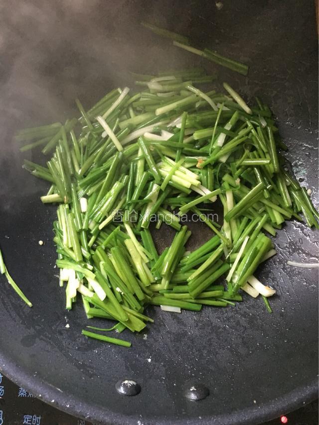 锅中留底油，然后把小葱到进去炒