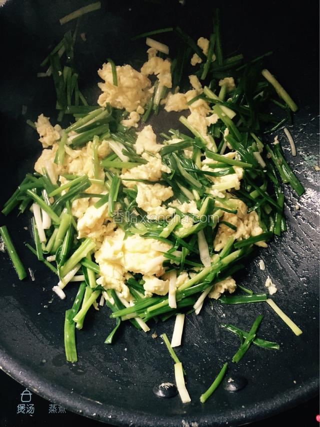 滴几滴水，然后把鸡蛋放入