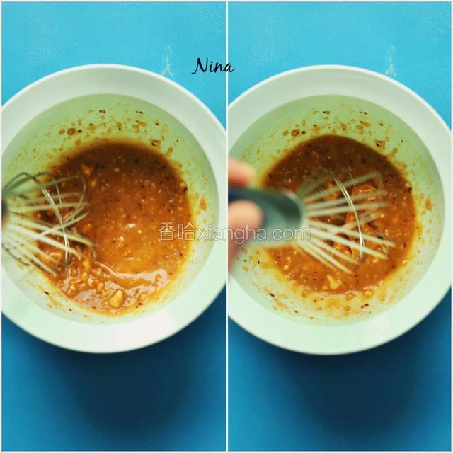 制作酱汁：蒜末、花生碎、干辣椒碎、糖和盐放入料理机中打碎充分混合后倒入碗中，然后加入鱼露和柠檬汁，搅拌均匀。