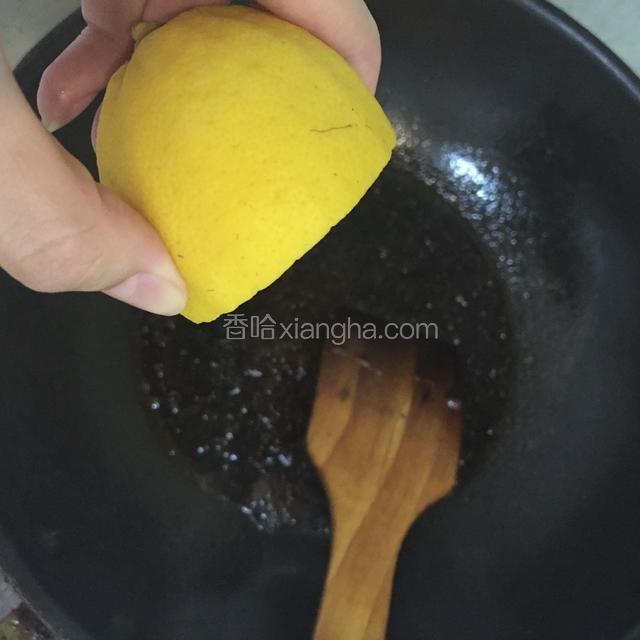 另起一锅 热锅下油 盐 生抽 老抽 白糖 柠檬调味即可