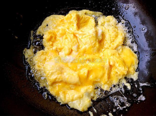 锅中加油烧热，倒入鸡蛋液炒熟