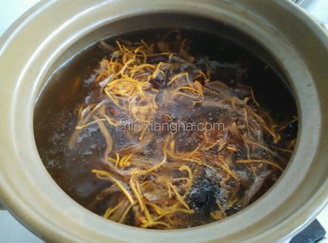 大火烧开后，再把山药放进去，转中火慢慢煲一个小时，然后小火再炖半个小时，关火焖10分钟，只需加入少许食盐，一锅美味的鸡汤就煲好了。