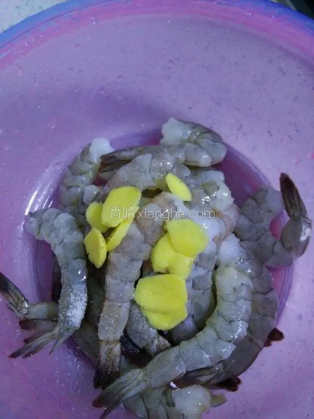 放盐，生姜，料酒先腌几分钟