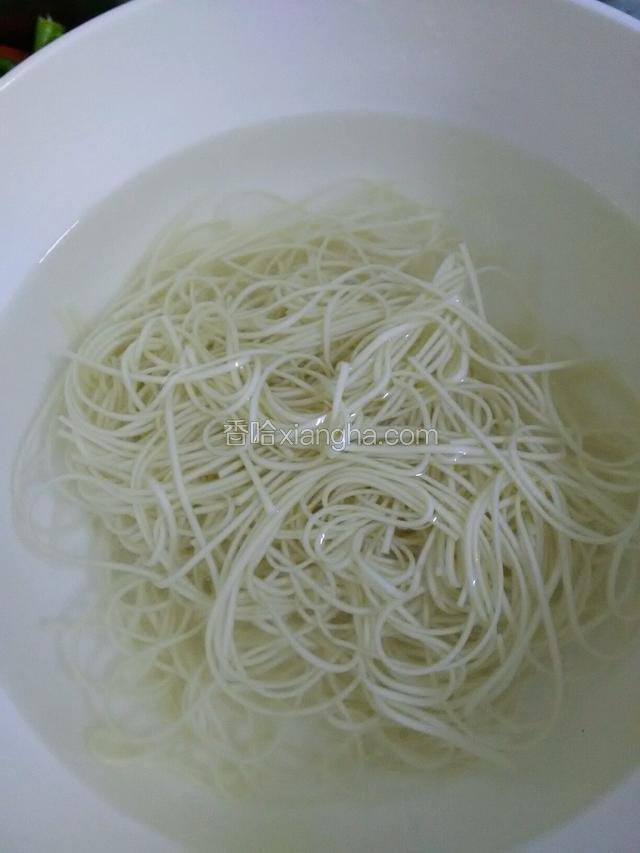用冷水泡一下，然后捞出沥干水备用
