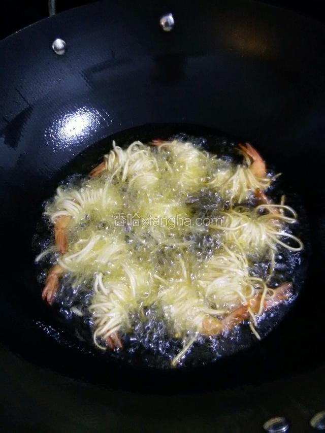 放入虾进去炸定型，转中火慢炸，炸至金黄色，捞岀控油！
