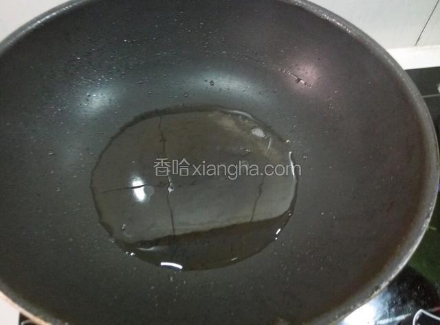 热锅倒油，油的量要多，因为要炒茄子(⊙o⊙)哦，茄子喜油哇，