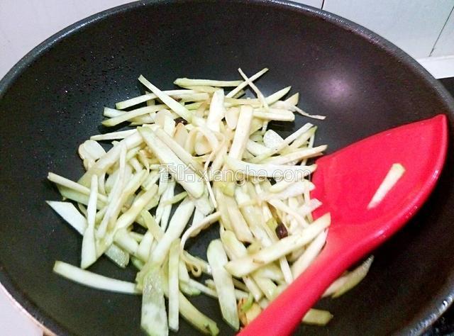 下茄子条，撒上盐，继续翻炒，炒茄子最好别倒水，先撒上盐茄子容易出水，要不停翻炒，防止粘锅，