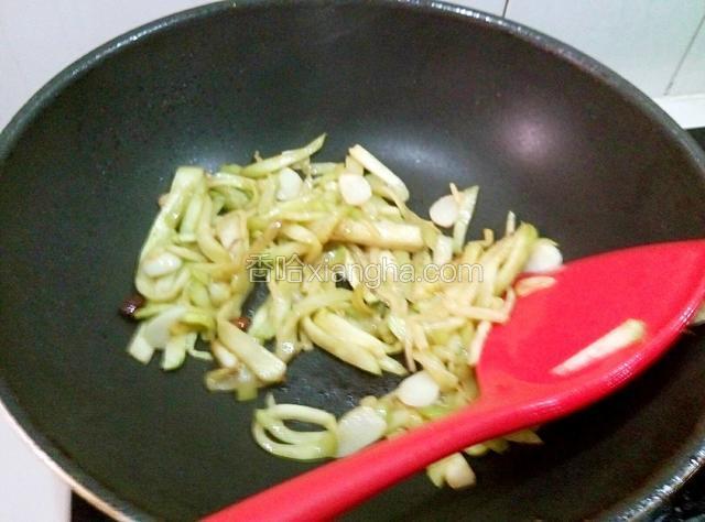 几分钟后炒的这样了，撒上胡椒粉，料酒一点点，