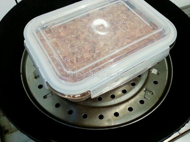盖上盖子，上锅蒸40分钟