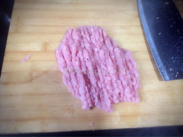 猪瘦肉用清水洗净，并剁碎