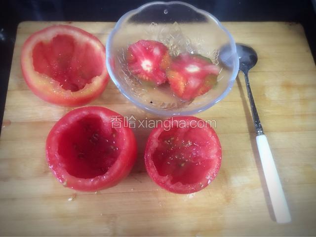 用勺子挖去籽和瓤，放到碗里备用