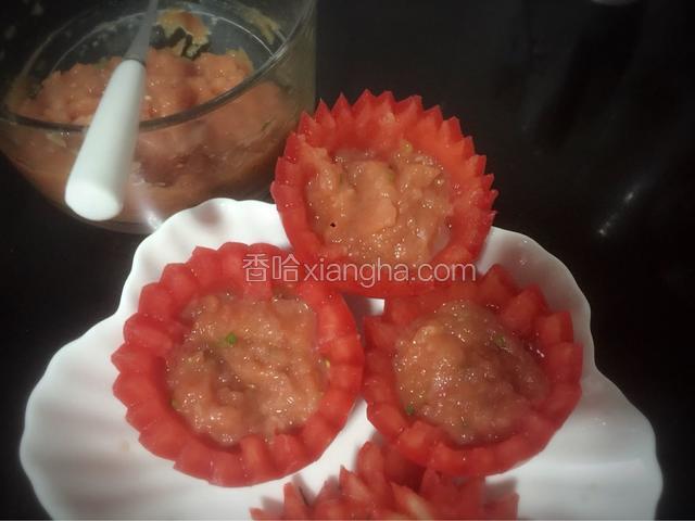 把准备好的瘦肉塞到挖好的番茄内