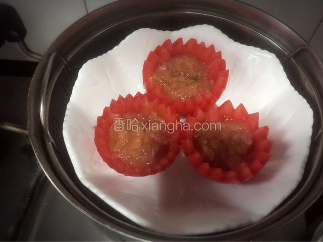 然后摆到蒸锅，蒸熟