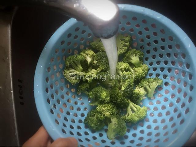 西兰花用清水冲洗干净