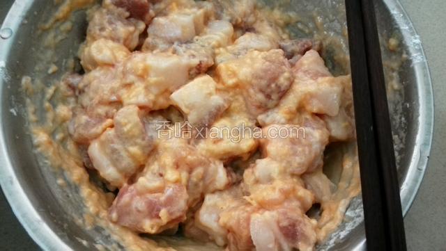 用筷子搅拌，腌十分钟左右