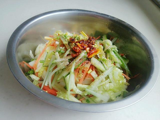 然后再加入以上所有调料拌匀。