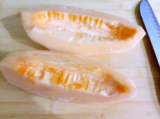 哈蜜瓜用水果刀去皮去籽