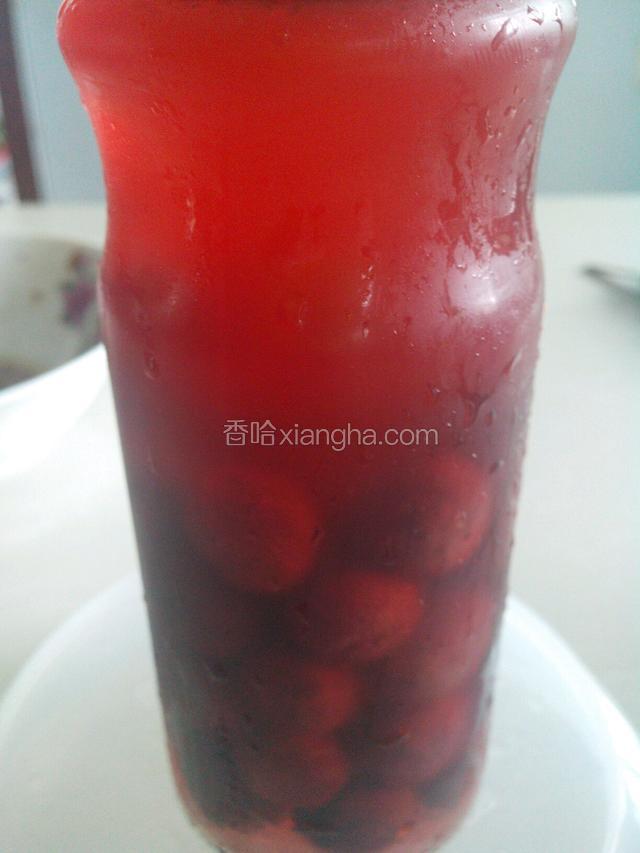 事先准备好干净的瓶子，每瓶加入一些杨梅，再舀满杨梅汤，待凉后盖盖，放冰箱冷藏，随时可喝清凉可口的冰镇杨梅汤。