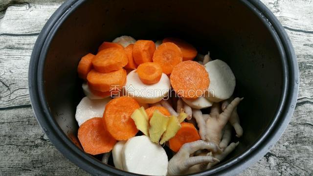 把所有材料倒入电饭锅