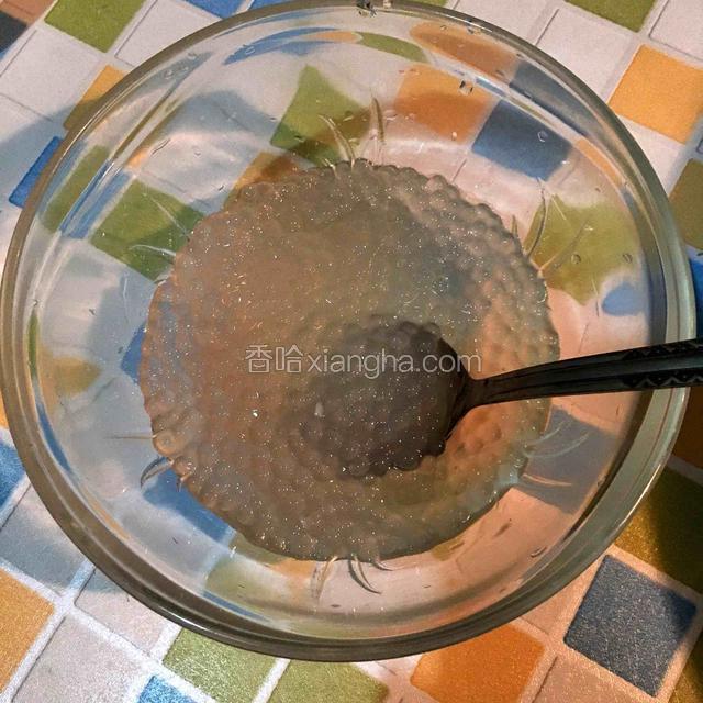 碗中加入适量煮好的西米露
