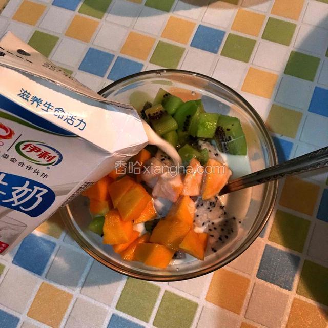 最后把牛奶倒进碗中