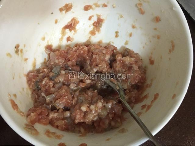 肉末和鲜虾肉拌均加入姜末 盐 生抽 米酒腌制十五分钟