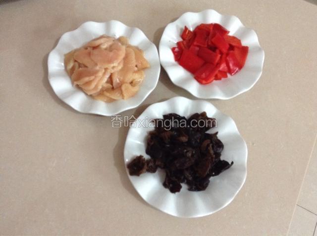 鸡胸肉和彩椒切片，木耳提前泡发。