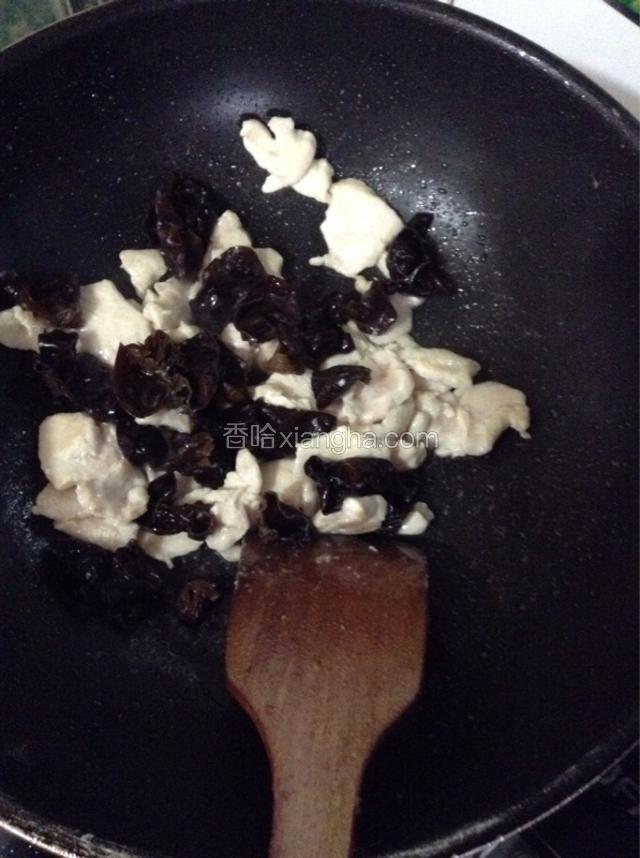 接着放入木耳翻炒一分钟。