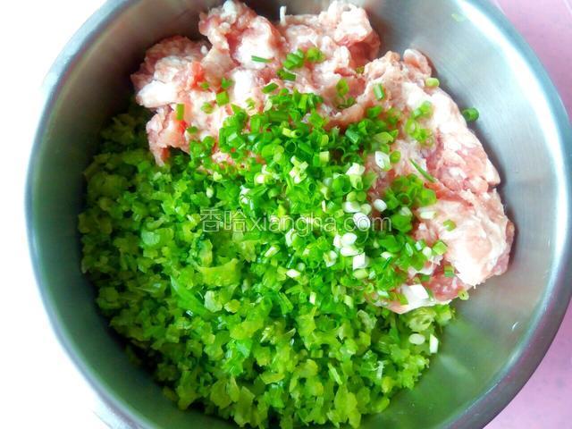 芹菜沫，葱姜沫一起放入肉馅中