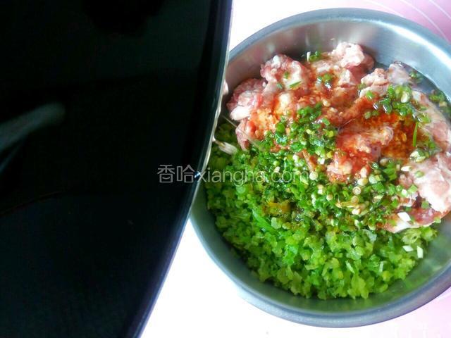 玉米油烧热倒入肉馅中