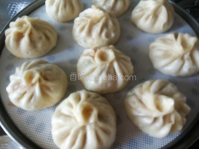凉水上锅蒸25分钟后关火，过5分钟在掀开锅盖
