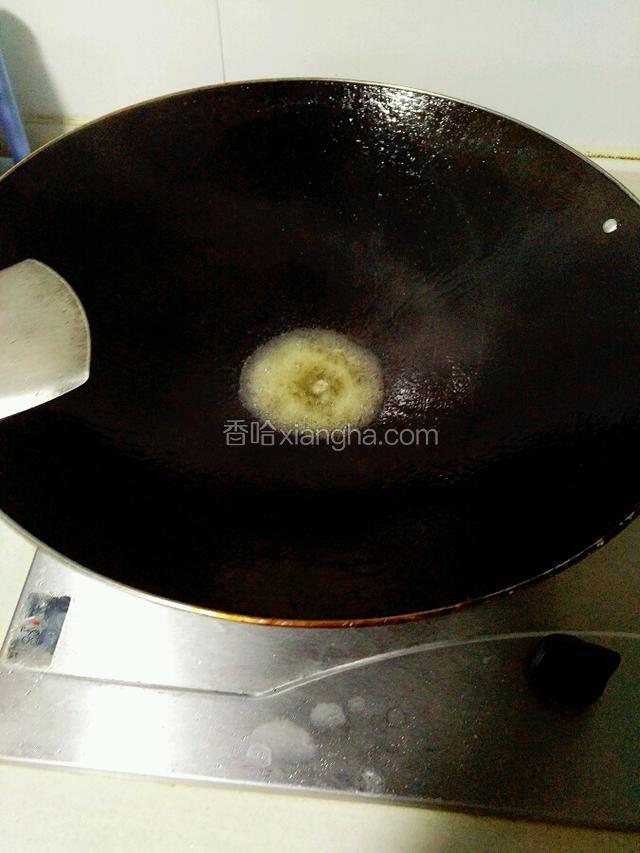 冷锅热油烧开，我放的是做白切鸡的鸡汁里撇出来的鸡油。
