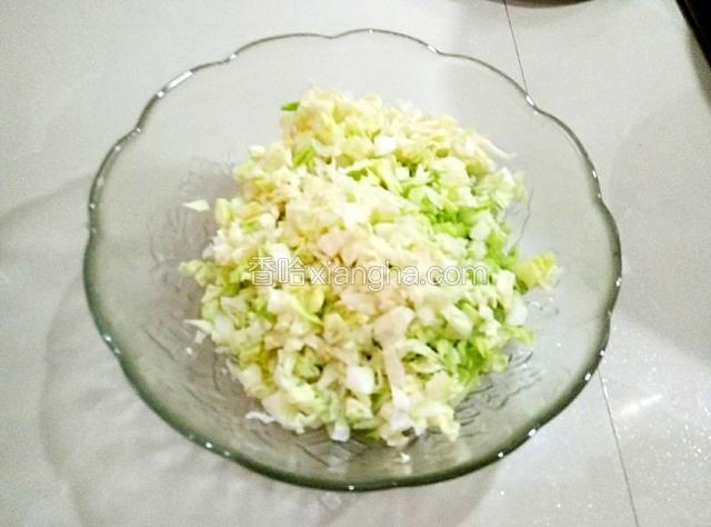 准备馅料，卷心菜切碎备用，