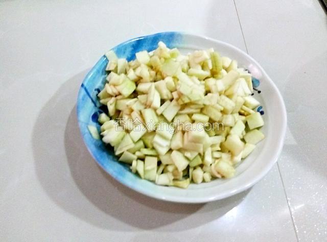 茄子切丁备用，
