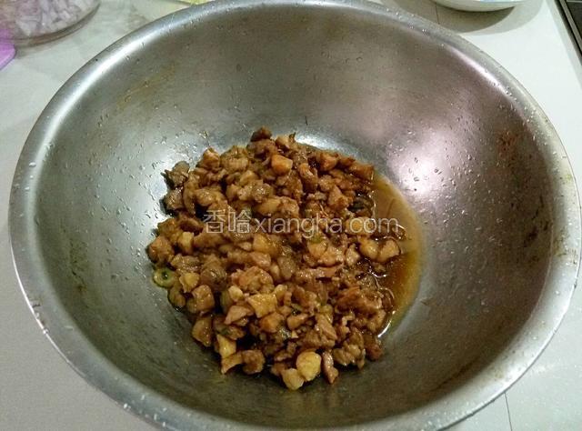 这是炒好的瘦猪肉丁，提前把肉切丁用酱油，盐腌制一会，再上锅炒，炒熟，