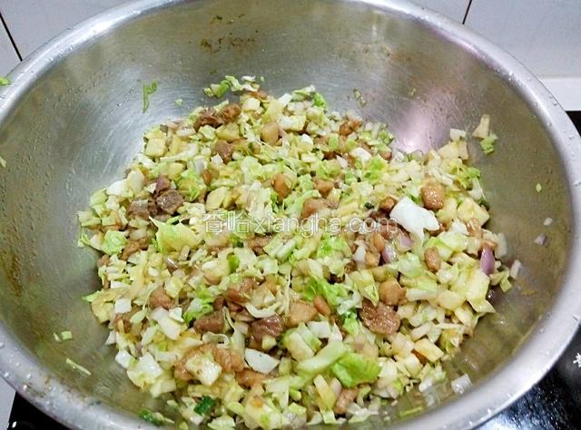几种切碎的菜统统倒肉盆里，盐，鸡精，花椒粉，香油少量，拌均匀了，