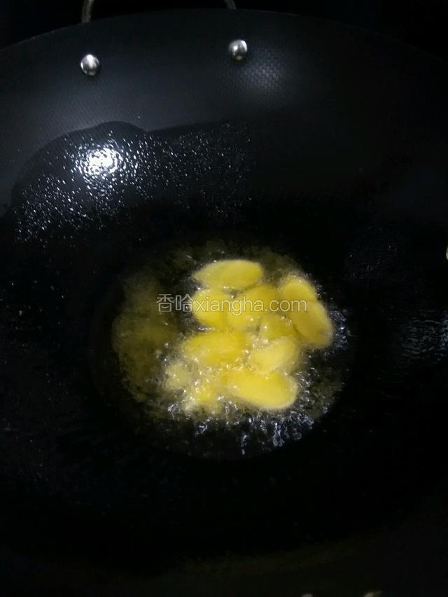 再放入生姜爆香。