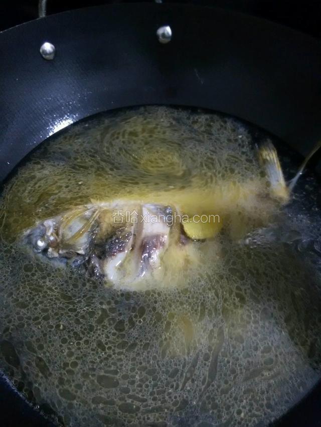 倒入一大碗水，盖上盖子大火煮