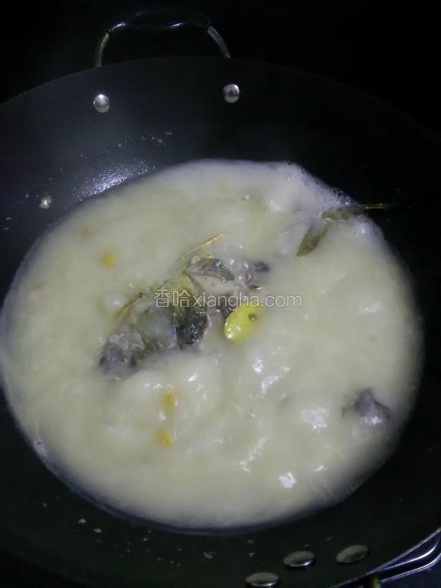 煮至鱼汤成乳白色