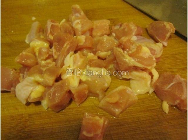 鸡腿肉切成块