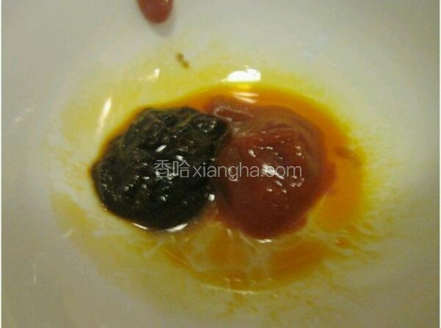 调制酱汁: 番茄酱、香辣酱、少许老抽、生粉、水
