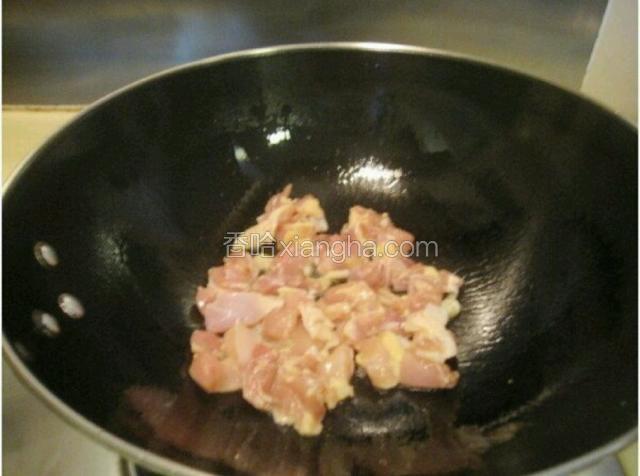 锅中加少许油煎鸡腿肉