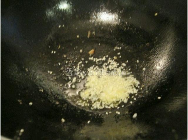 锅中少许油爆香蒜蓉和芝麻