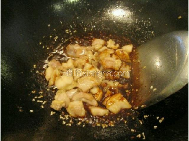 倒抄过的鸡腿肉翻炒均匀