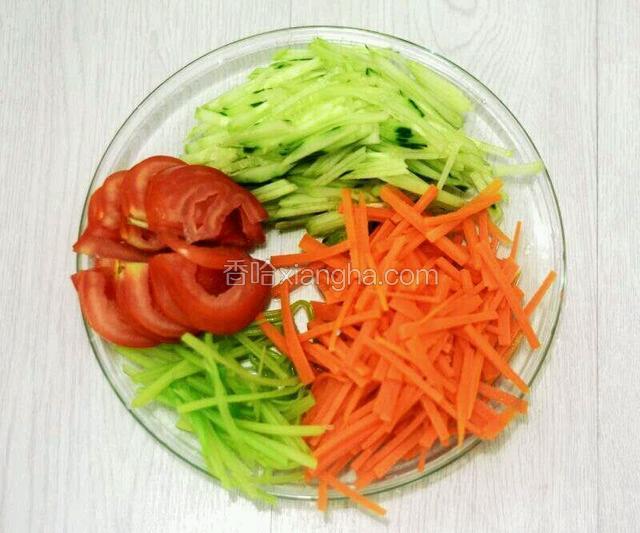 将胡萝卜和芹菜淖水捞出，准备好食材
