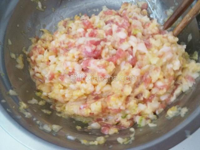挤出白菜茎腌出的水，放入猪肉末，加入鸡精，鸡蛋，料酒，2/3姜蒜末拌匀