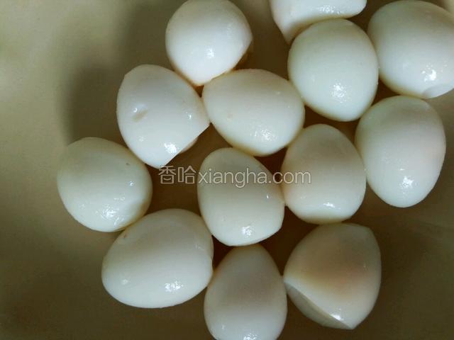 煮熟的鹌鹑蛋用凉水泡一下，再剥掉外壳。