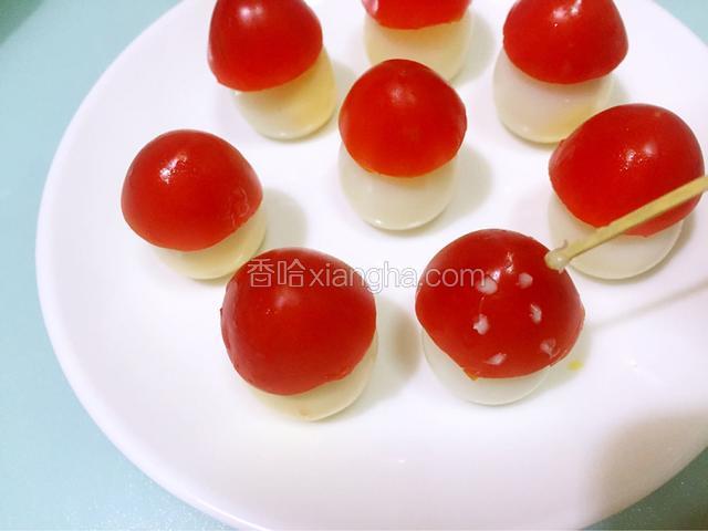 用牙签在沙拉酱沾些沙拉，然后直接点在圣女果上